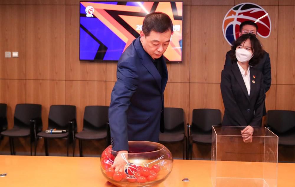 这倒不是因为他对钟叔的所作所为，因为叶辰为人公允客观，虽说钟叔在这件事中是弱者，但是这件事情错也确实错在钟叔的身上。